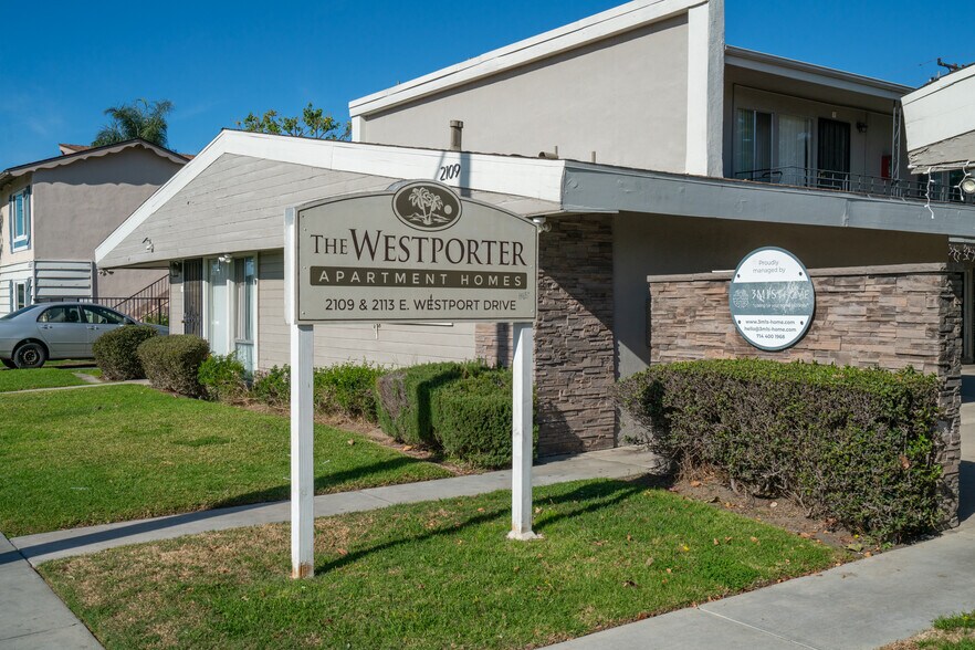 2109 E Westport Dr, Anaheim, CA à vendre - Photo du bâtiment - Image 3 de 12