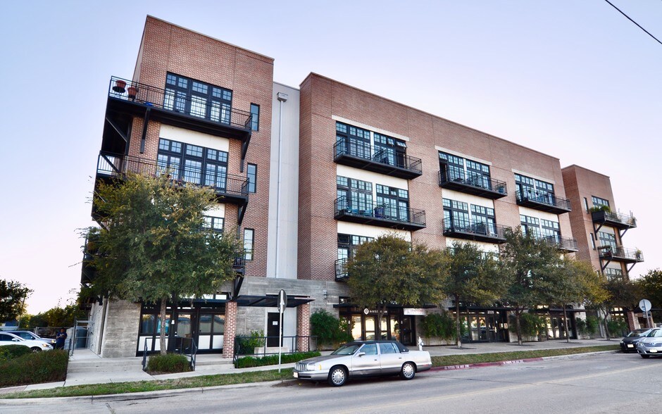 2235 E 6th St, Austin, TX à louer - Photo du bâtiment - Image 1 de 7