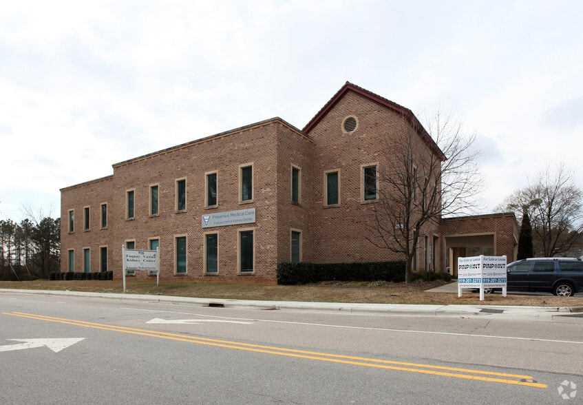 916 S Main St, Fuquay-Varina, NC for lease - Primary Photo - Image 1 of 15