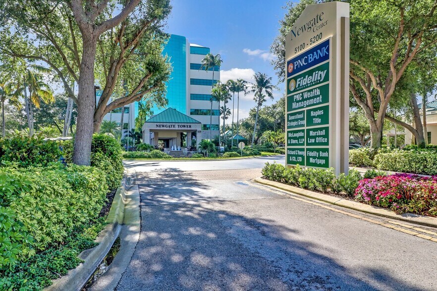 5100 Tamiami Trl N, Naples, FL à louer - Photo du bâtiment - Image 3 de 9