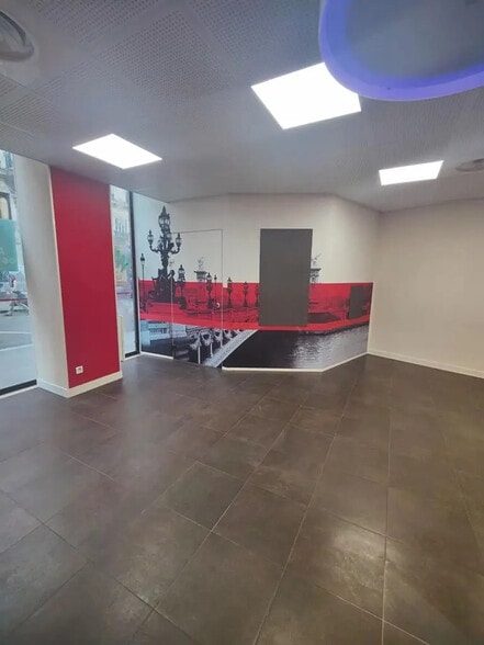 Retail in Paris for lease - Interior Photo - Image 3 of 4