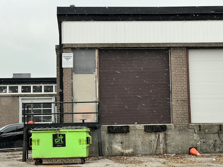 581-597 Trethewey Dr, Toronto, ON for lease - Building Photo - Image 3 of 4