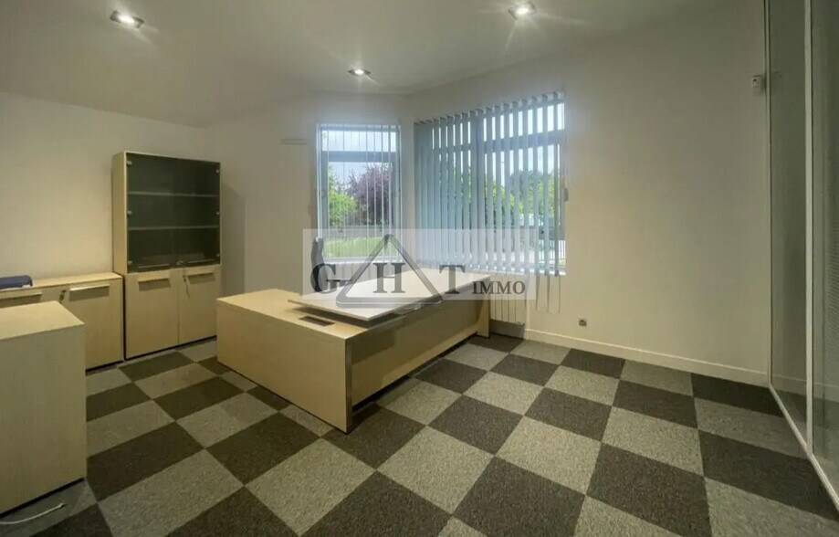 Office in Linas for lease - Interior Photo - Image 1 of 6