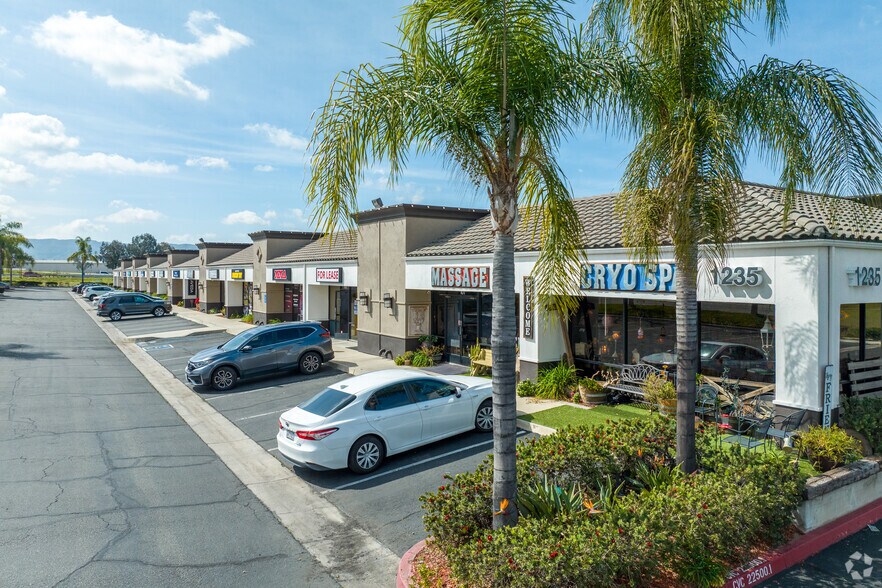 1235 Indiana Ct, Redlands, CA à louer - Photo du bâtiment - Image 3 de 9
