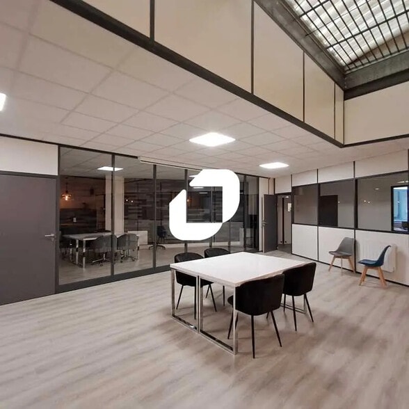 Flex in Montigny-le-Bretonneux for lease - Building Photo - Image 1 of 15