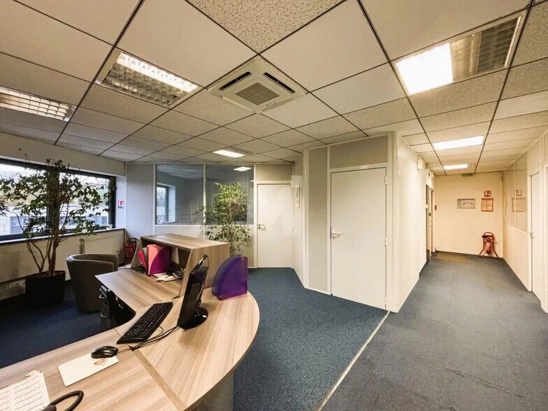 Office in Palaiseau for lease - Building Photo - Image 3 of 9