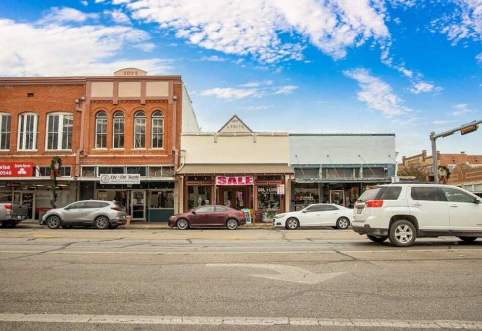112 E Court St, Seguin, TX à louer Photo principale- Image 1 de 8
