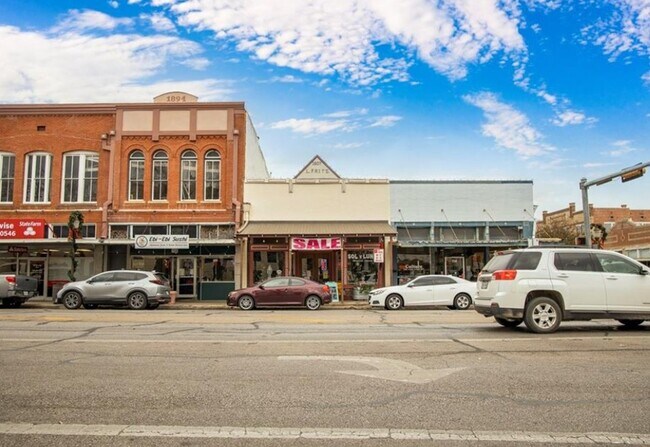 More details for 112 E Court St, Seguin, TX - Retail for Lease
