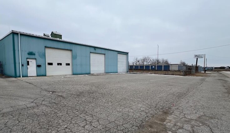 513 Front St, Wyoming, ON for sale - Primary Photo - Image 1 of 1