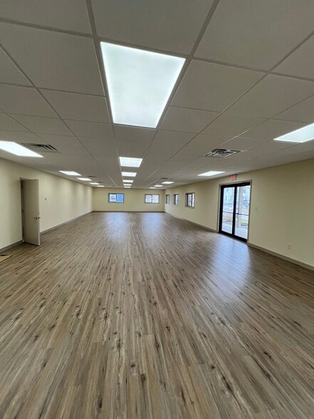 1034 Erie St, Utica, NY for lease - Interior Photo - Image 2 of 13