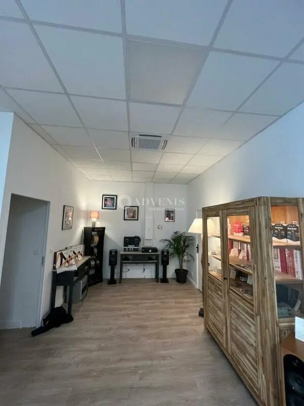 Retail in Rambouillet for lease Building Photo- Image 1 of 2