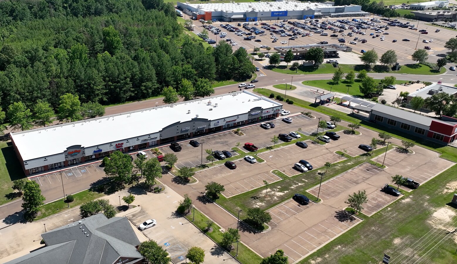 901 Lakeland Dr, Jackson, MS à louer Photo du bâtiment- Image 1 de 6