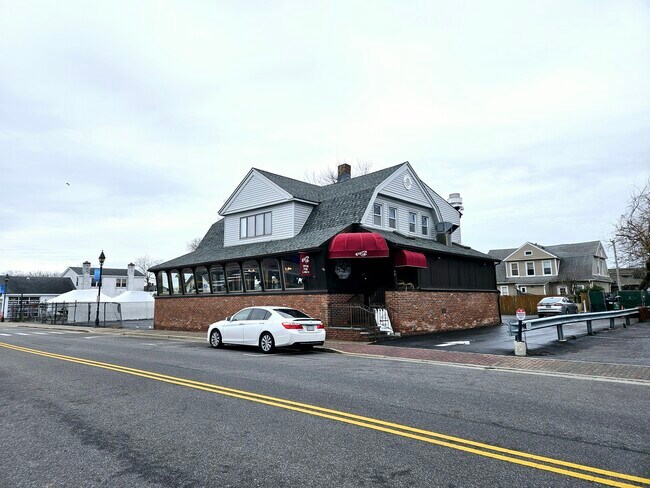 Plus de détails pour 46 Woodcleft Ave, Freeport, NY - Commerce de détail à vendre