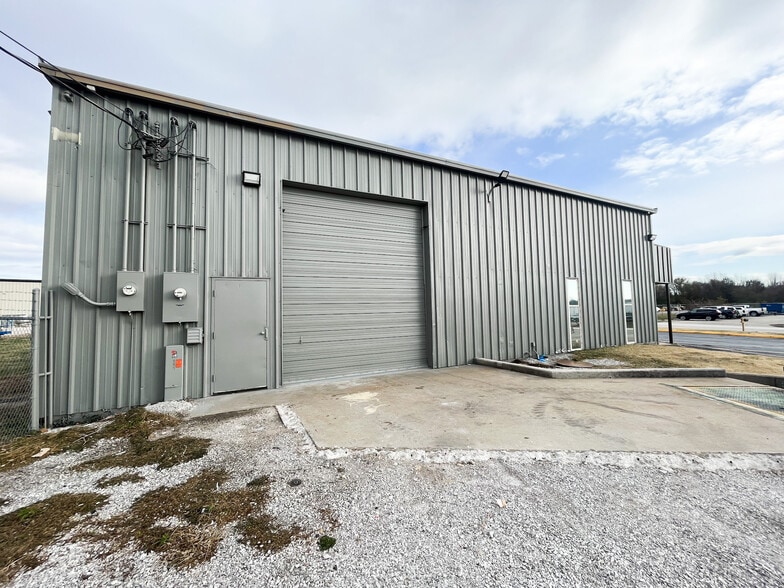 2465 E Jean St, Springfield, MO for lease - Building Photo - Image 2 of 12