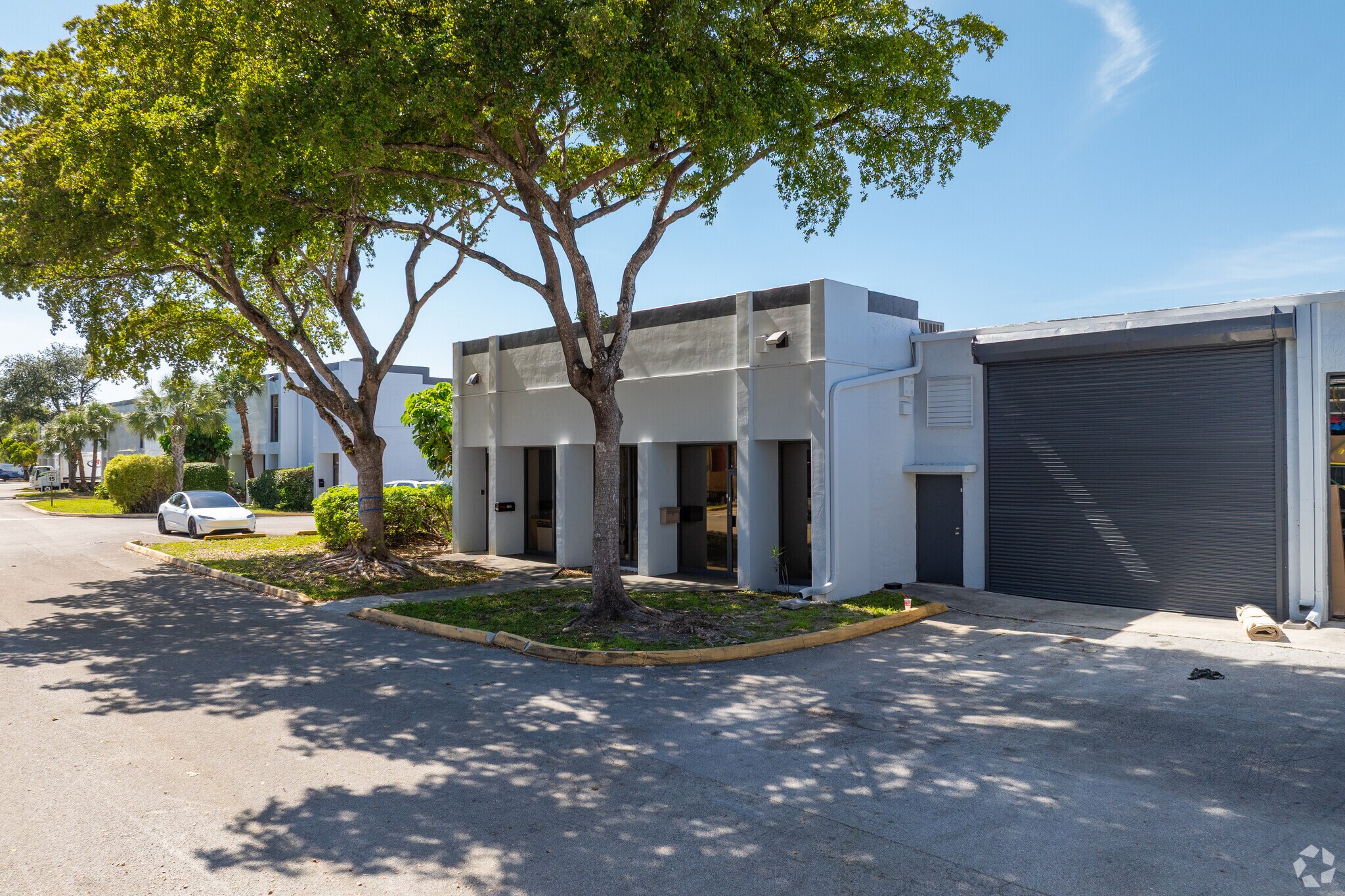 19555 NE 10th Ave, Miami, FL à louer Photo principale- Image 1 de 19