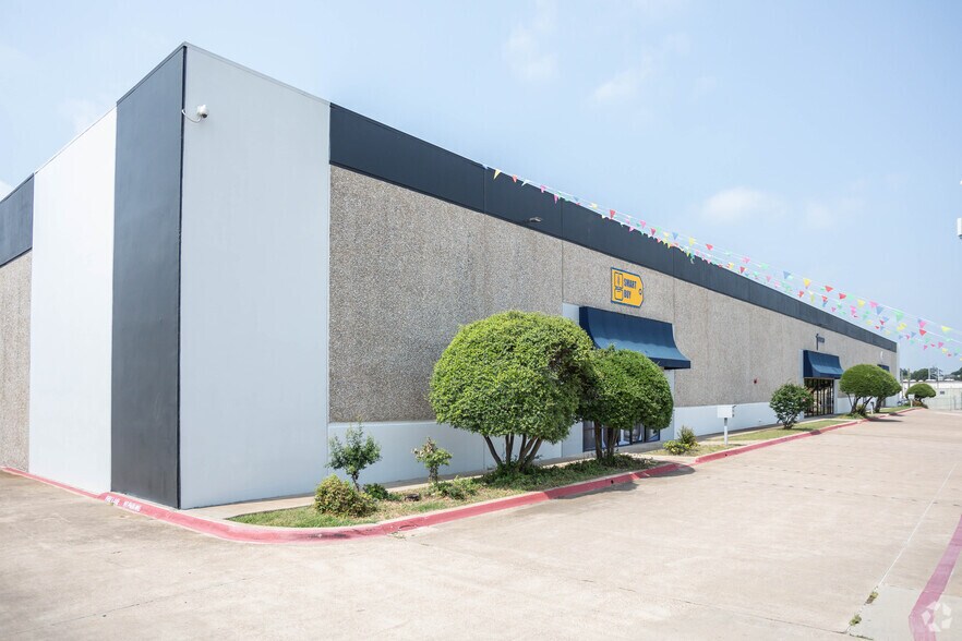 3011-3017 Red Hawk Dr, Grand Prairie, TX à louer - Photo du bâtiment - Image 3 de 4