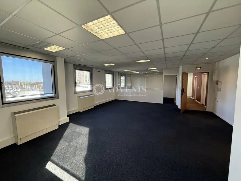 Office in Noisy-le-Grand for lease - Interior Photo - Image 2 of 11