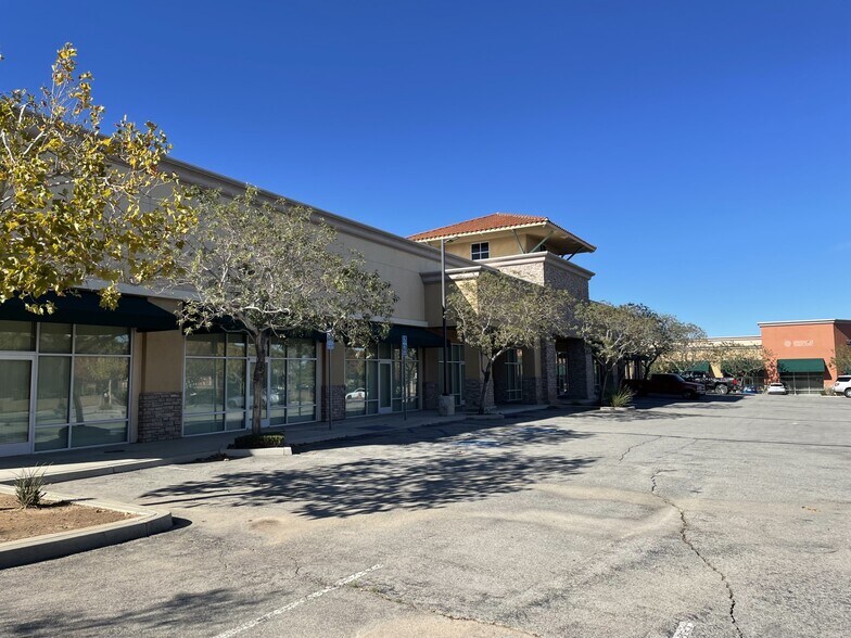 450-460 W Palmdale Blvd, Palmdale, CA à vendre - Photo du bâtiment - Image 3 de 9