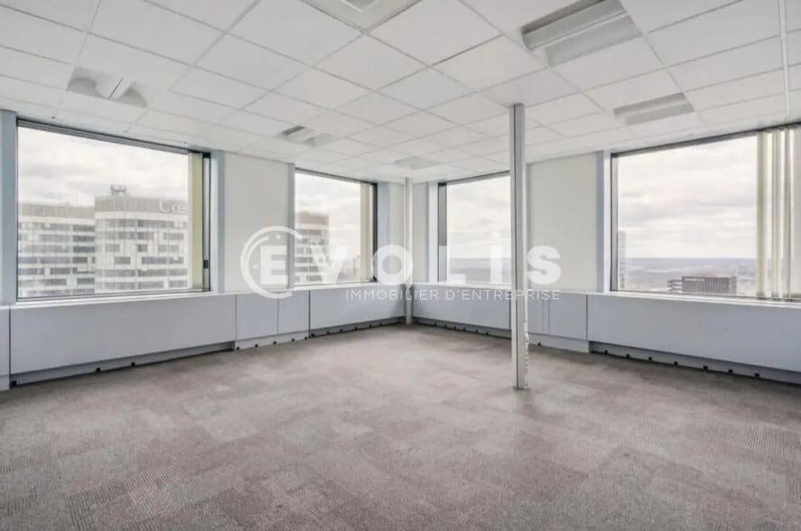 Office in Courbevoie for lease - Interior Photo - Image 1 of 11