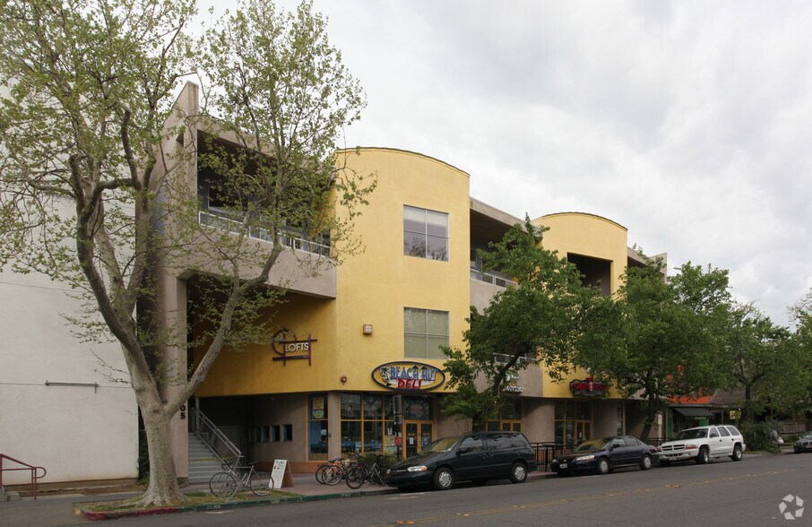 105 E St, Davis, CA à louer - Photo du bâtiment - Image 2 de 3