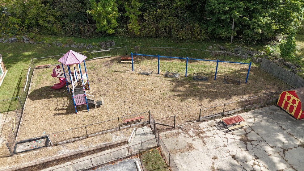 525 W 17th St, Bloomington, IN à vendre - Photo du bâtiment - Image 2 de 21