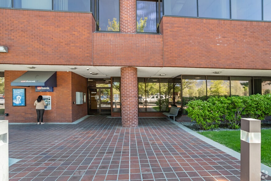 5190 Neil Rd, Reno, NV à louer - Photo du bâtiment - Image 2 de 10