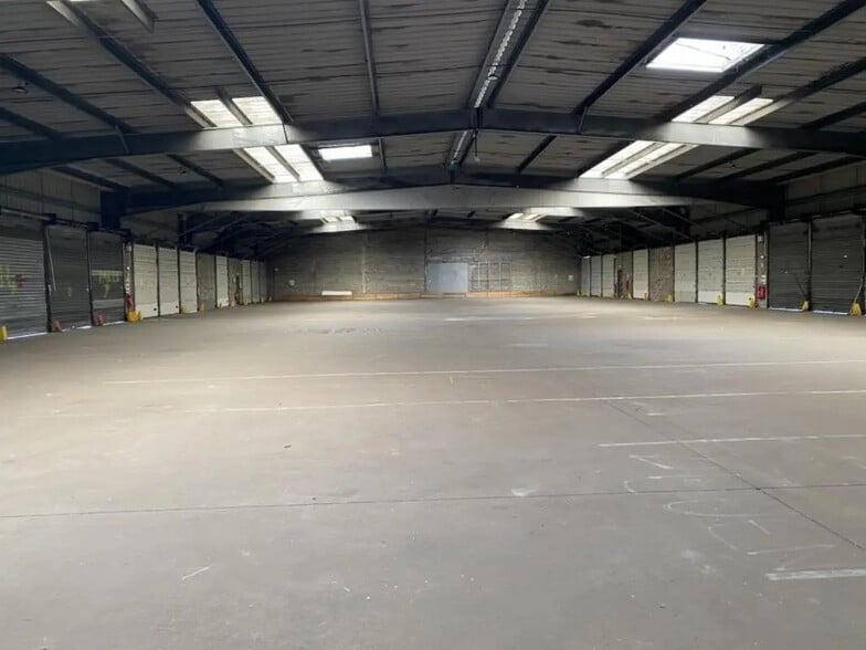 Industrial in Saint-Étienne-du-Rouvray for lease - Building Photo - Image 1 of 4