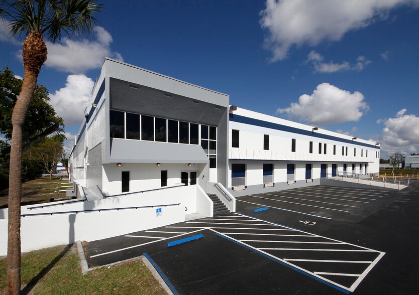 1900 NW 92nd Ave, Doral, FL for lease - Primary Photo - Image 1 of 7