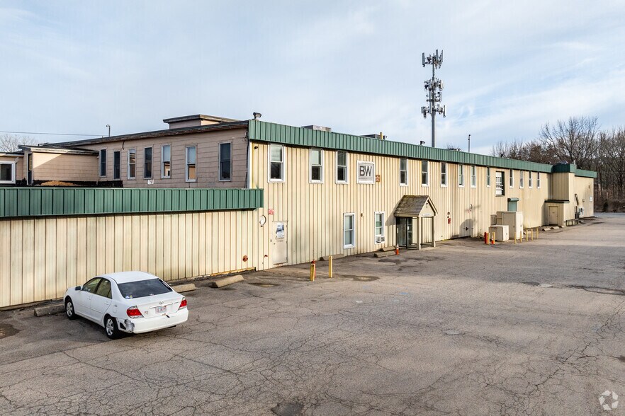 59 Davis Ave, Norwood, MA à louer - Photo du bâtiment - Image 3 de 4