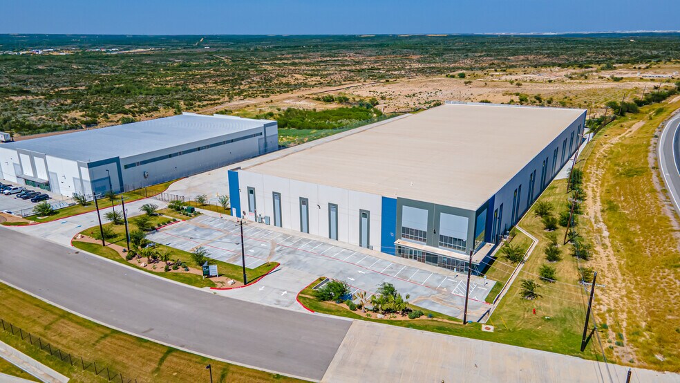 101 Man United St, Laredo, TX for lease - Building Photo - Image 1 of 13