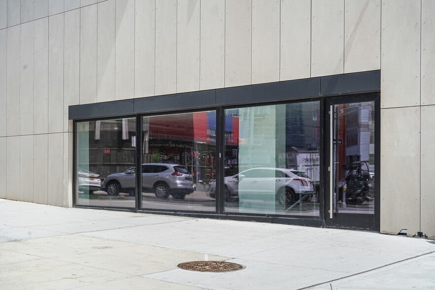 32-03 39th Ave, Long Island City, NY à louer - Photo du bâtiment - Image 3 de 12