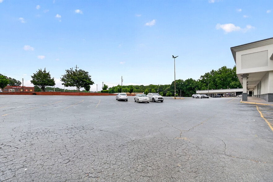 2455 Delowe Dr, Atlanta, GA for lease - Building Photo - Image 2 of 17