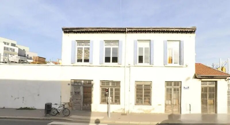 Retail in Lyon for lease Building Photo- Image 1 of 2