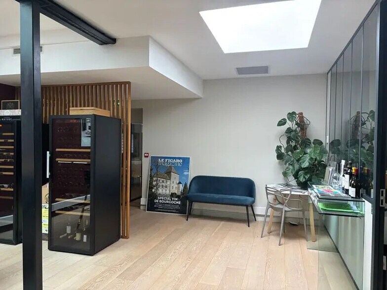 Office in Bordeaux for lease - Interior Photo - Image 1 of 8