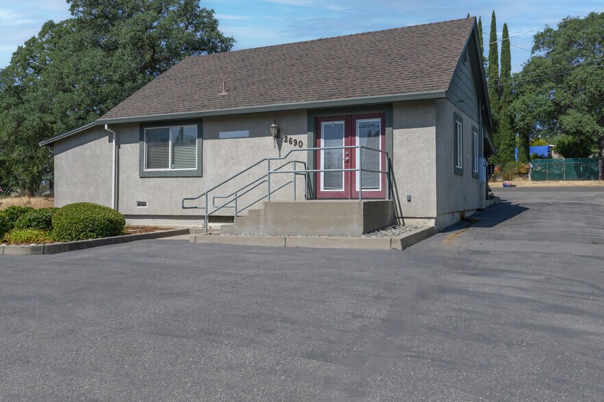 2690 Victor Ave, Redding, CA for sale - Building Photo - Image 2 of 16