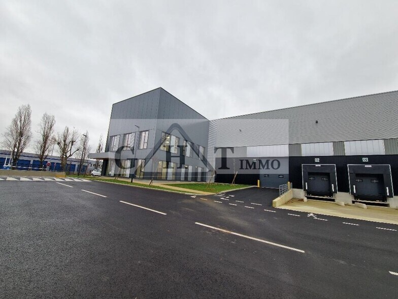 Industrial in La Courneuve for lease - Building Photo - Image 1 of 7