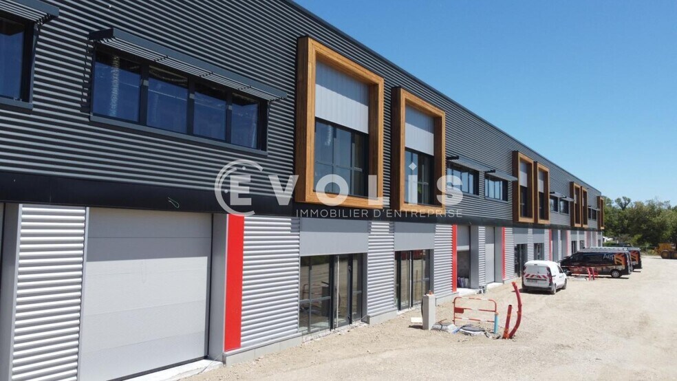 Flex in Manosque for lease - Building Photo - Image 2 of 7