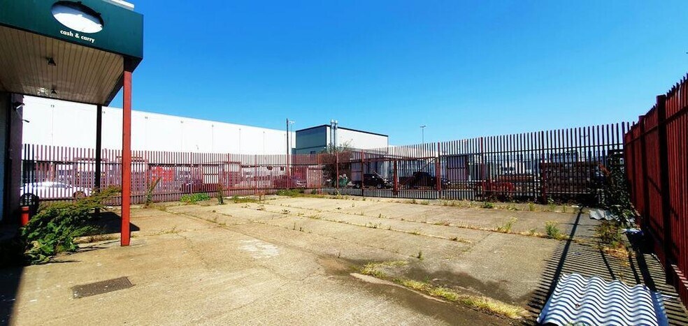 Meridian Trading Estate, Lombard Wall, Londres à louer - Photo du bâtiment - Image 3 de 8
