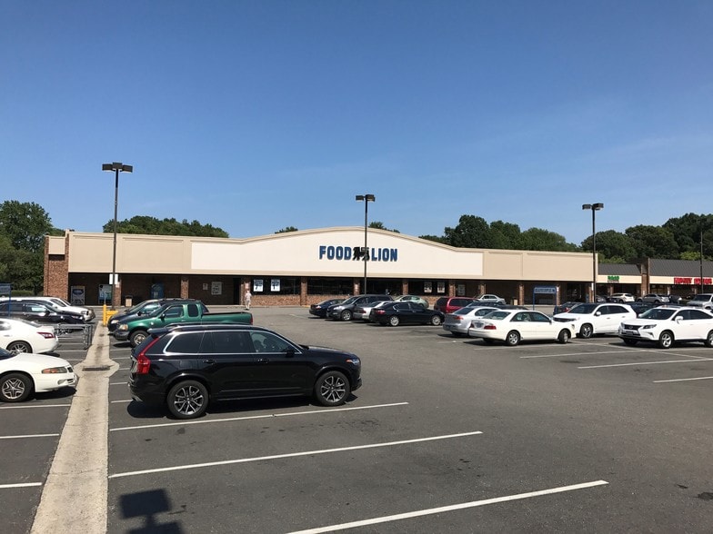 11710-11712 Jefferson Ave, Newport News, VA for lease - Building Photo - Image 1 of 5