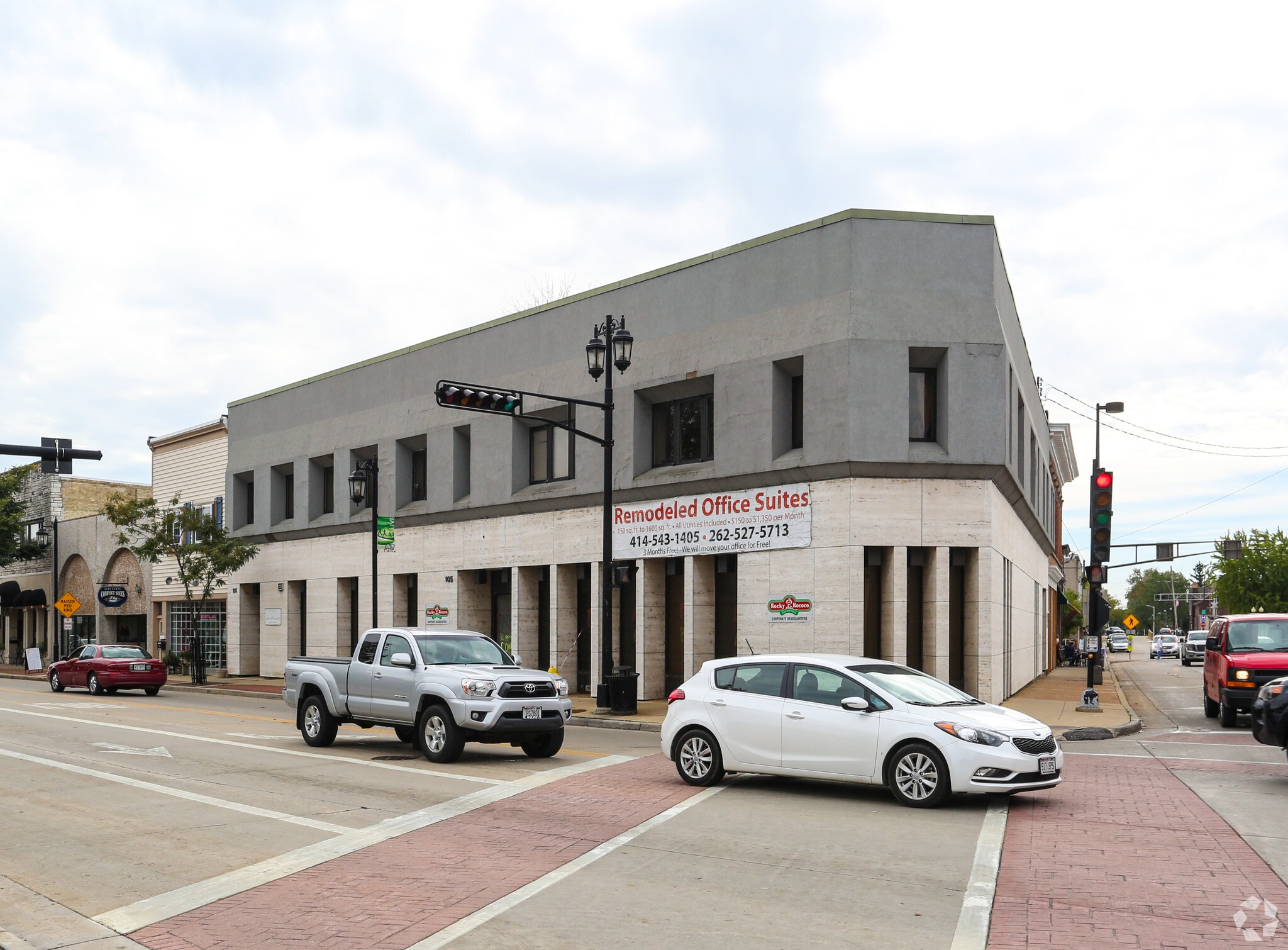 105 E Wisconsin Ave, Oconomowoc, WI for lease Primary Photo- Image 1 of 11