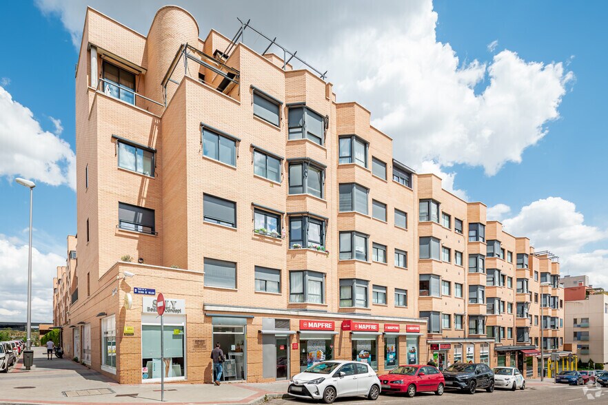 Immeuble residentiel dans Madrid, Madrid à vendre - Photo du bâtiment - Image 2 de 2