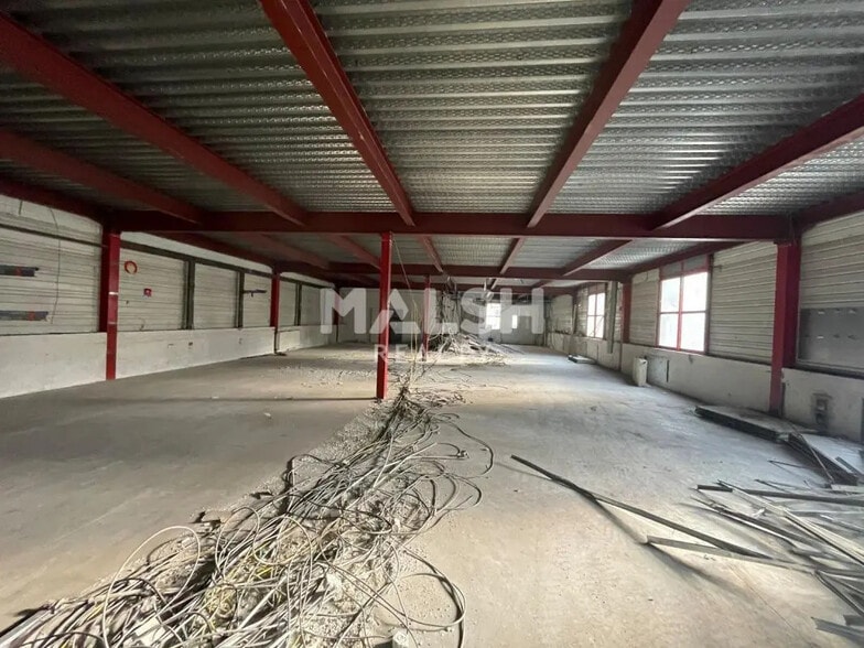 Flex in Fontaines-Saint-Martin for lease - Interior Photo - Image 3 of 7