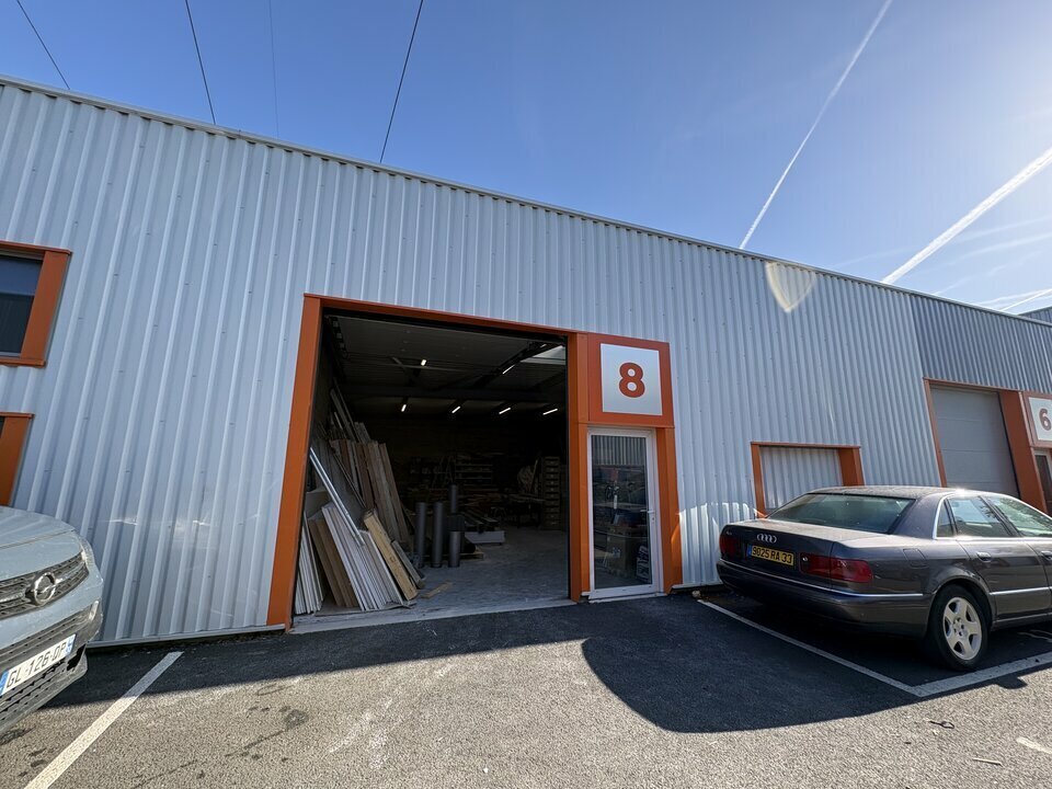 Flex in Carbon Blanc for lease Building Photo- Image 1 of 5