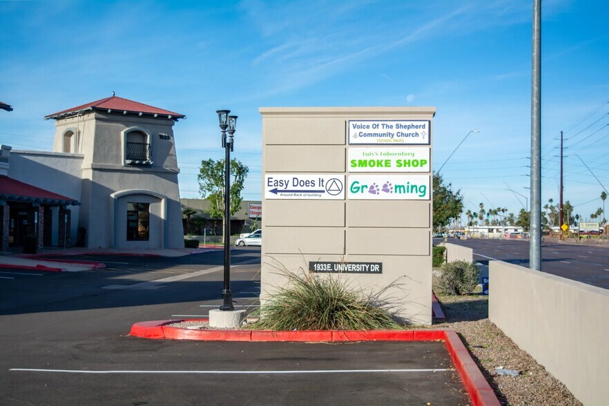 1933 E University Dr, Mesa, AZ à louer - Photo du bâtiment - Image 3 de 13