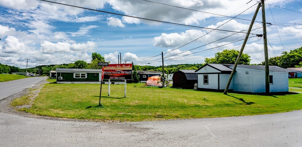 50 Davis St, Presque Isle, ME à vendre - Photo du bâtiment - Image 3 de 14