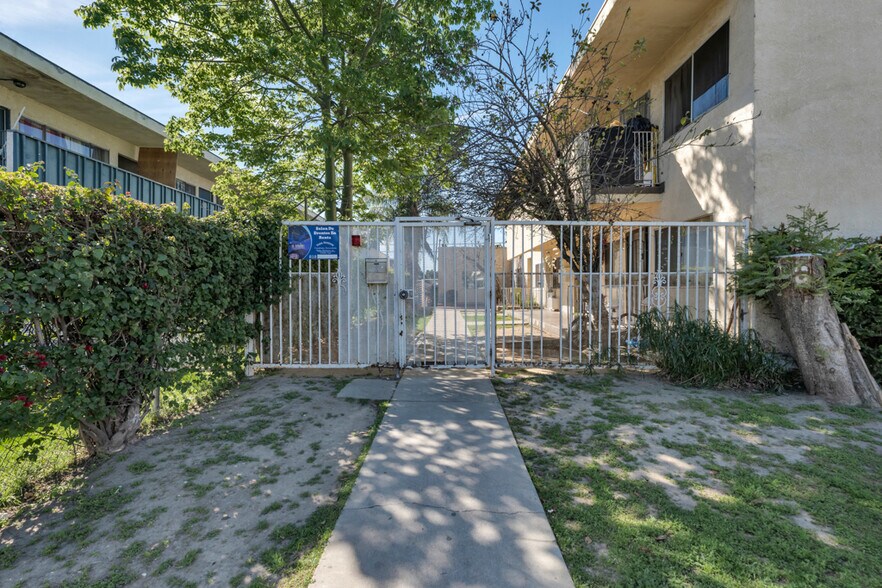 17926 Schoenborn St, Northridge, CA à vendre - Photo du bâtiment - Image 3 de 26