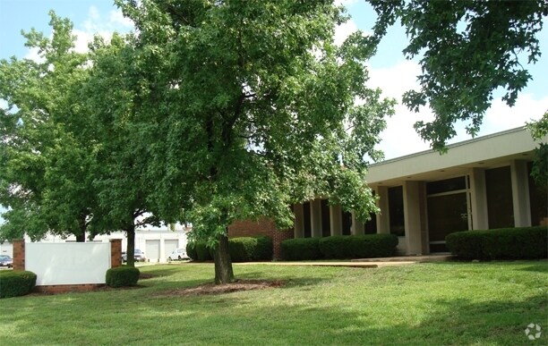 781 Rudder Rd, Fenton, MO à louer - Photo du bâtiment - Image 3 de 7