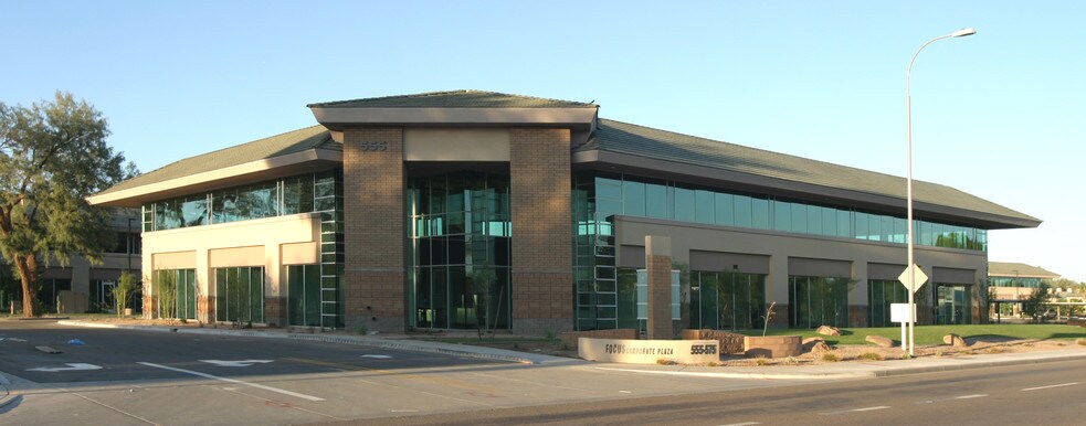 555 W Chandler Blvd, Chandler, AZ à louer - Photo du bâtiment - Image 2 de 11