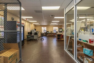 1070-1072 E Brandon Blvd, Brandon, FL for lease Interior Photo- Image 2 of 8