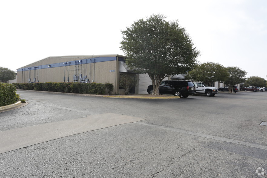 501 W Powell Ln, Austin, TX for lease - Primary Photo - Image 1 of 6